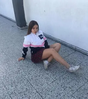 PACK DE ESTA ADOLECENTE RUBIA COLEGIALAS CON BONITO CUERPO