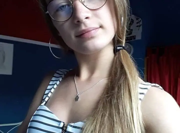 Joven Rusa es Bien Caliente se Desnuda para sus Primos de Colombia